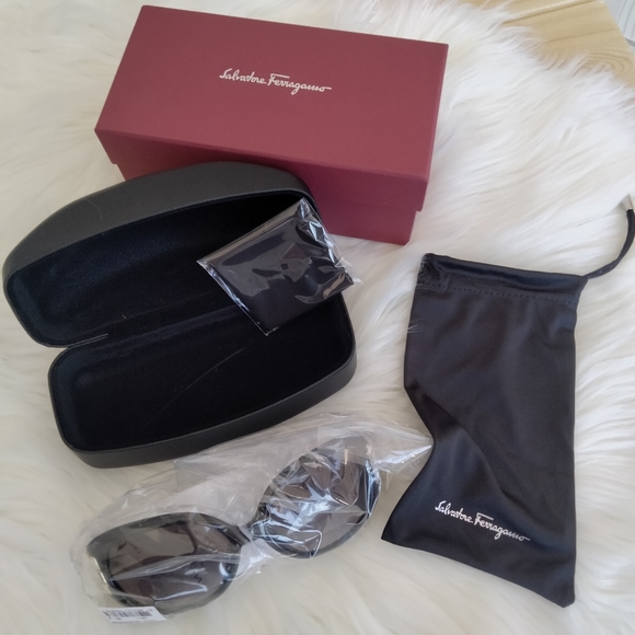 SALVATORE FERRAGAMO 57mm Oversized Sunglasses - Picture 9 of 11